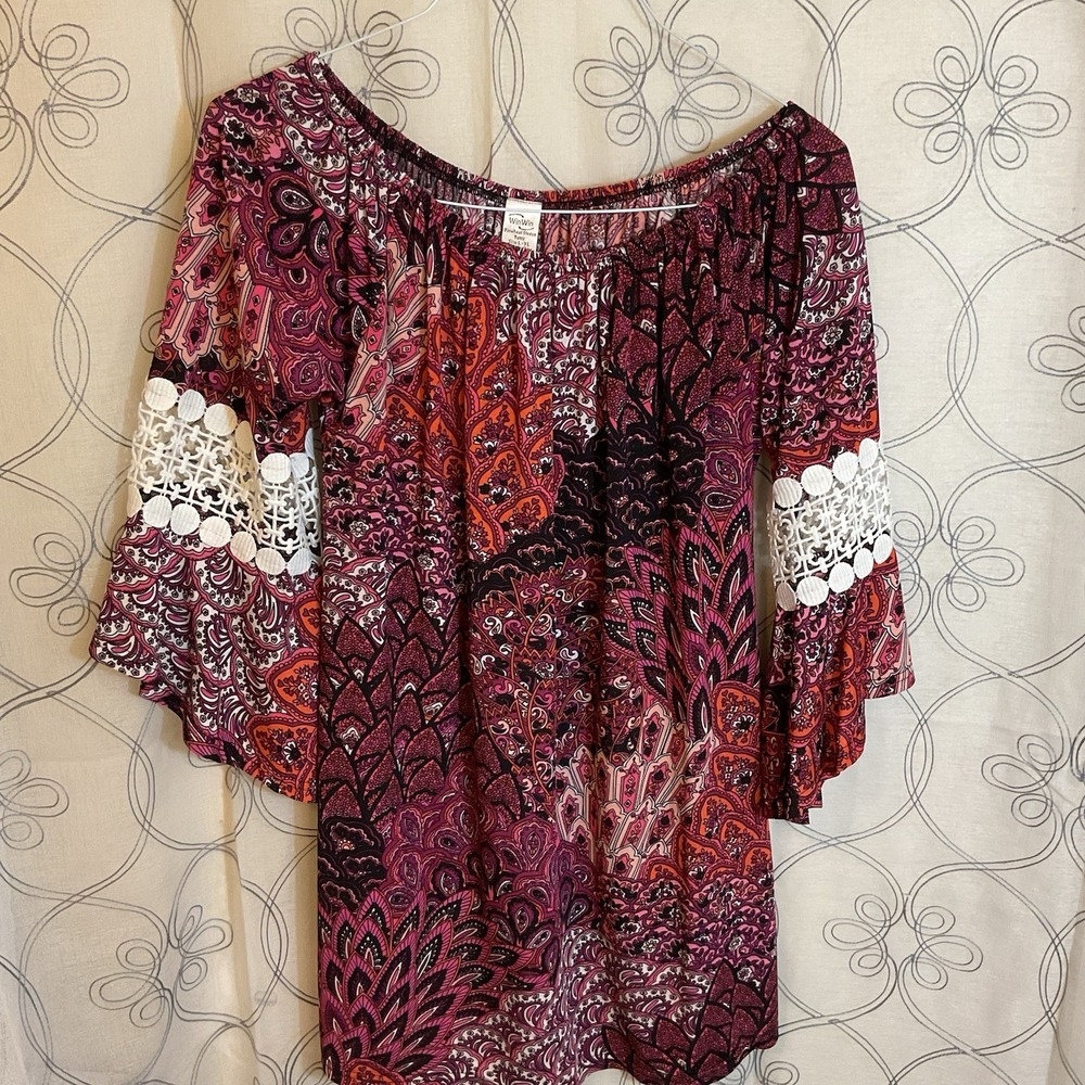 Win Win Pinwheel Long Bell Sleeves Size L-XL Knit Elastic Neckline Tunic Blouse